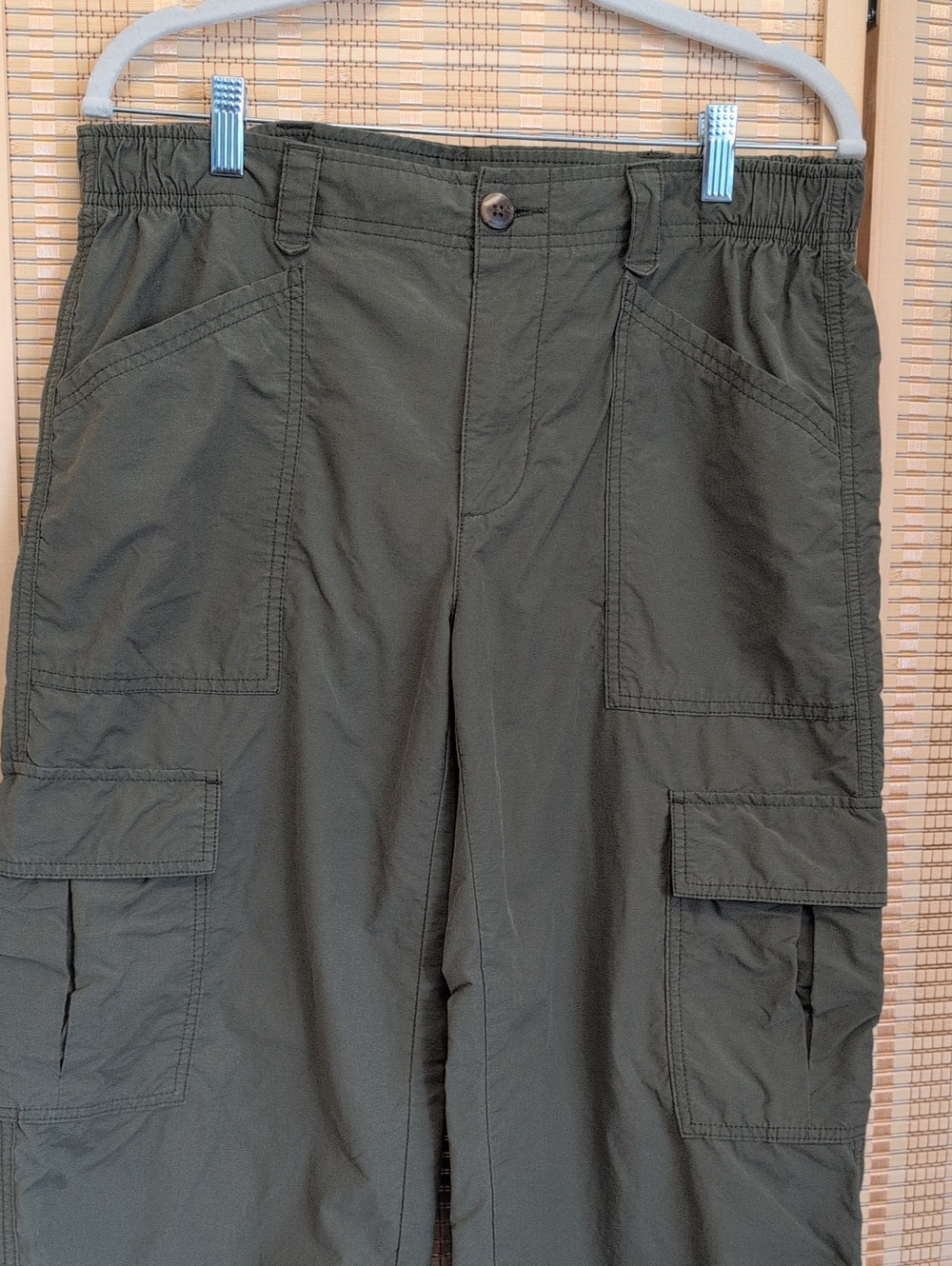 Old Navy Women's Wide Leg Full Length Cargo Pants in Olive - Picture 2 of 4